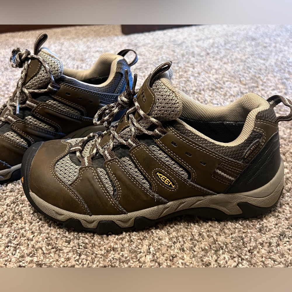 Keen Women’s Size 8 Waterproof Low Profile Hiking Shoes